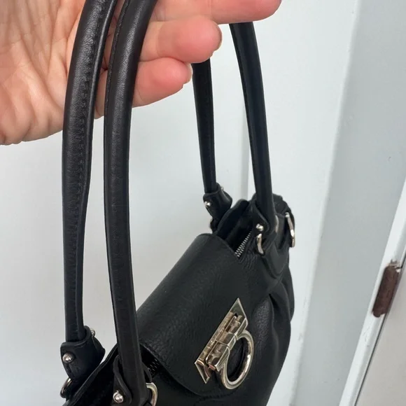Salvatore Ferragamo Black Leather Shoulder Bag Gancini Hardware Made in Italy - Picture 8 of 13